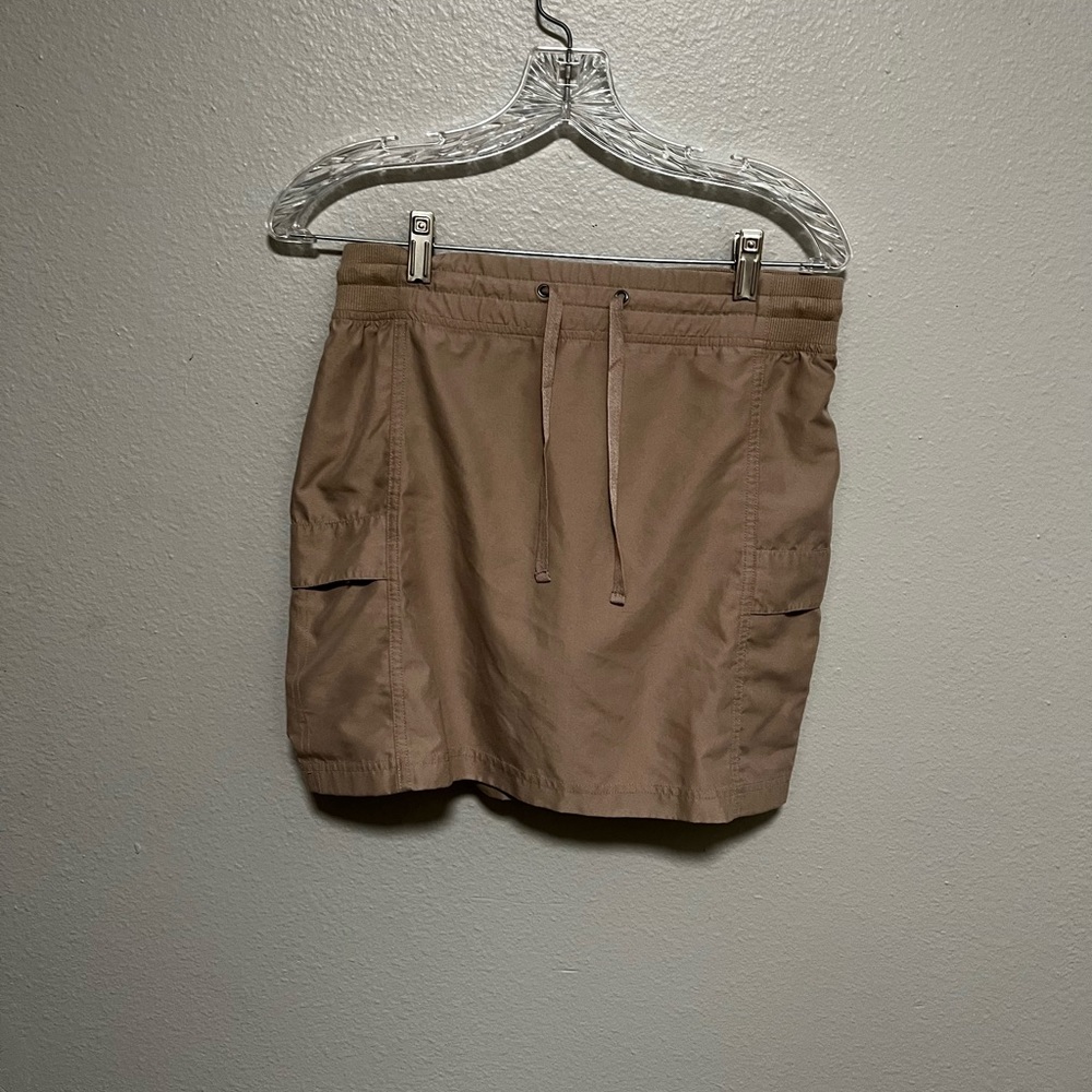 KHAKI SKORT